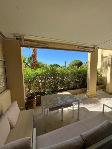 T2 cosy en bord de mer avec terrasse, piscine et parking in Avenue de Cannes