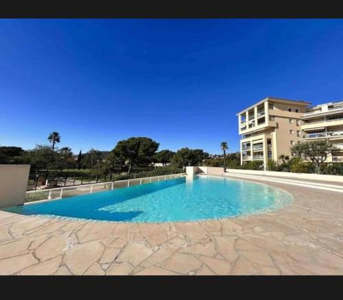 T2 cosy en bord de mer avec terrasse, piscine et parking in Avenue de Cannes