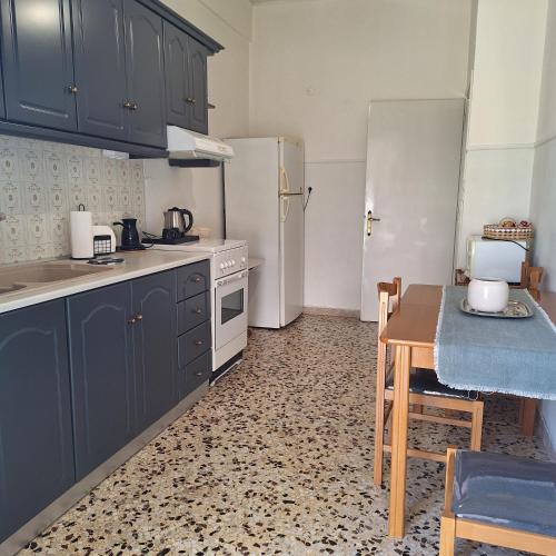 MARIAS APARTMENT SMART KEY BOX by PROJECT 86 IKE in Agrinion