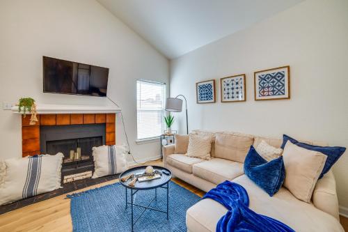 3 Mi to Downtown Dallas Sleek Condo with Patio