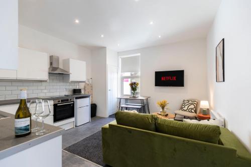 Contractor-Friendly 4-Bed 2-Bath Apartment, fast WiFi, central Redcar, Redcar