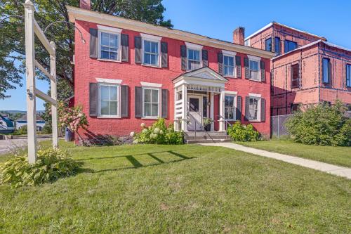 Hike & Leaf Peep: Couple’s Retreat in Waterbury! in Vaterburija (VT)