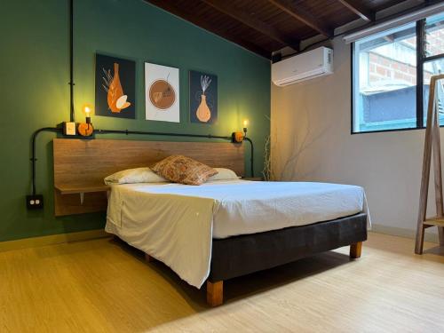 Hospedaje cerca al Centro Comercial los Molinos en Medellín - ONE203 By Roots Rentals, Medellín