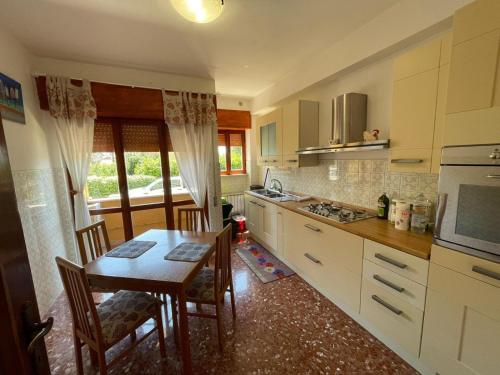 Kitchen, A casa di Ale in Sabaudia