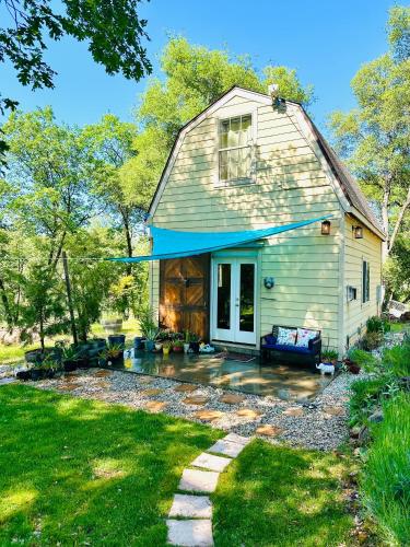 Blissful Acres hilltop cottage