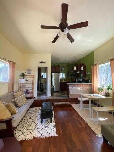 Létesítmények, Blissful Acres hilltop cottage in Colfax (CA)
