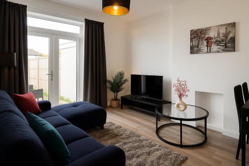 Spacious 3Bedroom Duplex near Wimbledon with free Parking & private Garden contractors