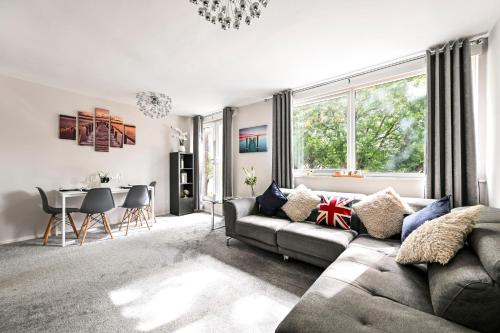 Modern 3-Bedroom Maisonnette with Parking in Epping