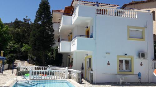 Úszómedence, Apartments Zafiria in Valeontades