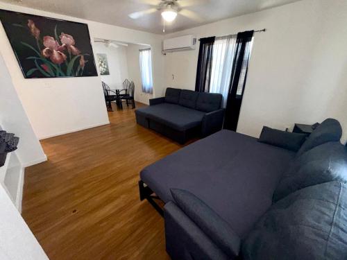 Flowers Apt 5 Min Walk to Downtown - Free Parking, Las Vegas
