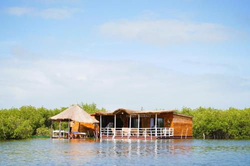 Maison flottante SWEET MALBALY - chambre double - vue imprenable sur mer- iles du saloum in Fatick