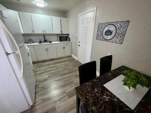 Sparkly Apt 5 Min Walk to Downtown - Free Parking, Las Vegas (photo 3)