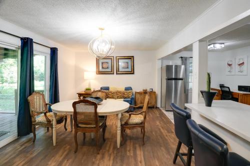 Updated North Greenwood Cottage < 1 Mi to Dtwn! in 布拉斯顿(MS)