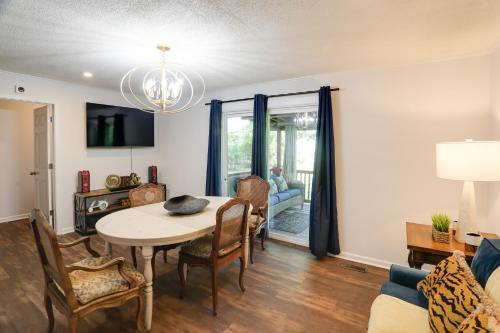 Updated North Greenwood Cottage < 1 Mi to Dtwn! in 布拉斯顿(MS)