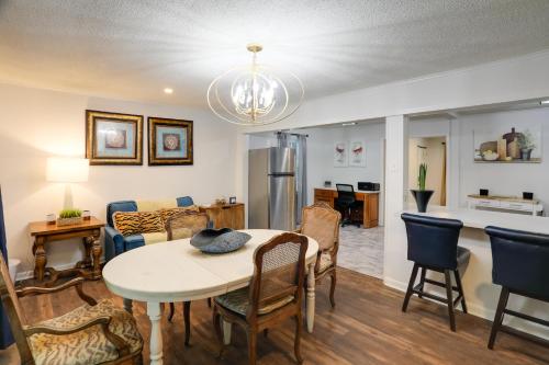 Updated North Greenwood Cottage < 1 Mi to Dtwn! in 布拉斯顿(MS)