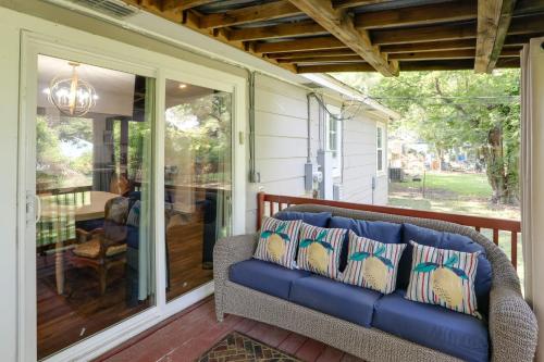 Updated North Greenwood Cottage < 1 Mi to Dtwn! in 布拉斯顿(MS)
