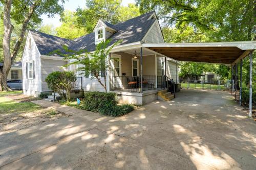 Updated North Greenwood Cottage < 1 Mi to Dtwn! in 布拉斯顿(MS)
