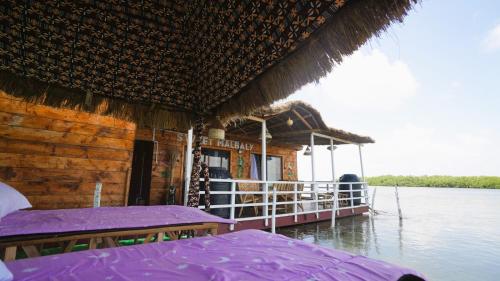 Maison flottante SWEET MALBALY - chambre double - vue imprenable sur mer- iles du saloum in Fatick