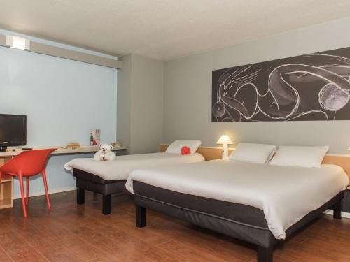 1 double bed, 1 twin bed