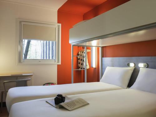2 twin beds, 1 bunk bed