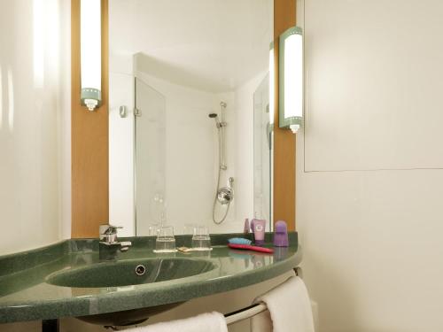 Standard Room with One Double Bed and One Single Bed