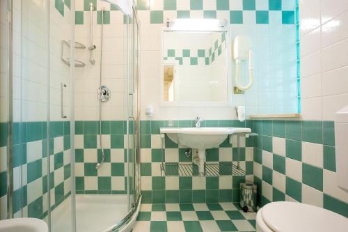 Double Room with Balcony image 6