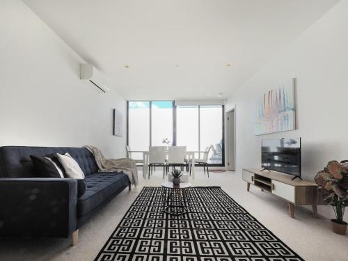 Sunny 2BR Apt in Abbotsford with Parking