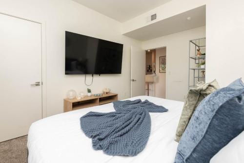 Hollywood Stars 2 Bedroom Apartment - image 2