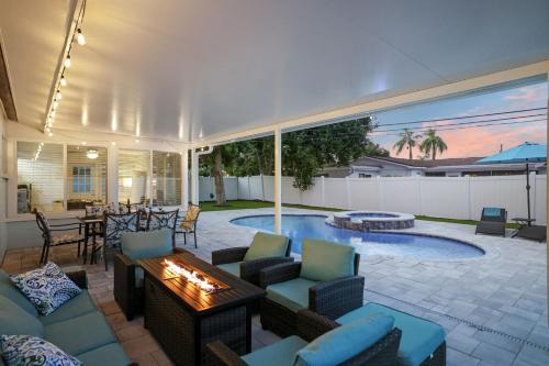 Azure Hideaway w Private Heated Pool, 8 Min to St Pete Beach – khách sạn tại La Vista