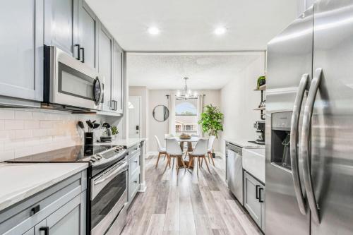 Tropical Haven for Family Gatherings- Deck, Hot Tub, Fire Pit, Grill, 5 min to Beach