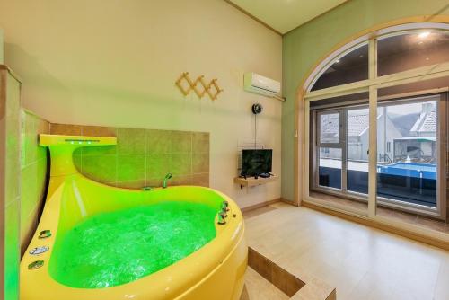 room detail thumbnail 2