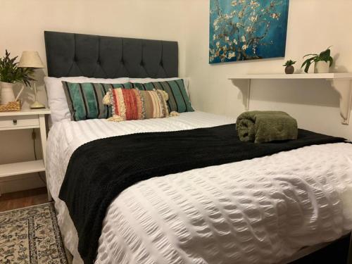 Lovely Room with a view & Parking nr Hampton Court chambre d'hôte Molesey Hospital