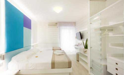 Double Room with Balcony image 6