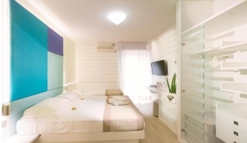 Double Room with Balcony image 7