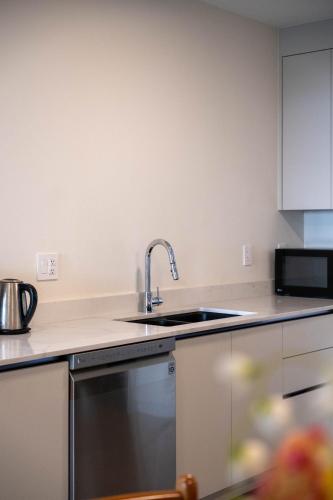Kjøkken, New 2BR Suite With Great Ocean View in West Vancouver near Granville Street Mall/Granville Street