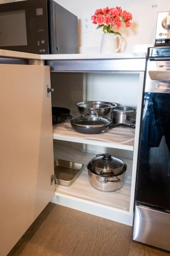 Kjøkken, New 2BR Suite With Great Ocean View in West Vancouver near Granville Street Mall/Granville Street