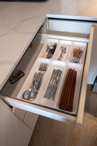 Kjøkken, New 2BR Suite With Great Ocean View in West Vancouver near Granville Street Mall/Granville Street