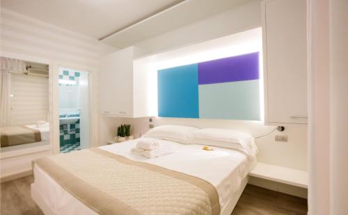 Double Room with Balcony image 2