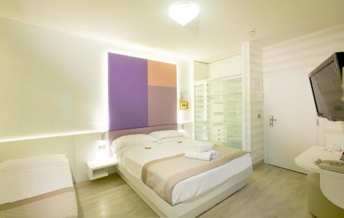 Double Room with Balcony image 2
