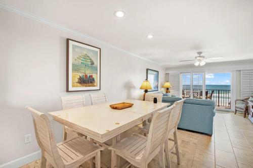 Oceanfront Pool Tennis BBQ Patio Free Parking in Crescent Beach