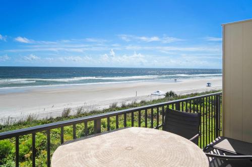 Oceanfront Pool Tennis BBQ Patio Free Parking in Crescent Beach