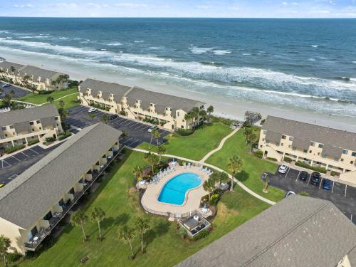 Oceanfront Pool Tennis BBQ Patio Free Parking in Crescent Beach