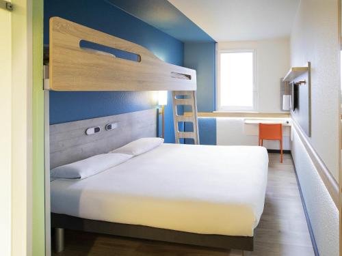 1 double bed, 1 bunk bed