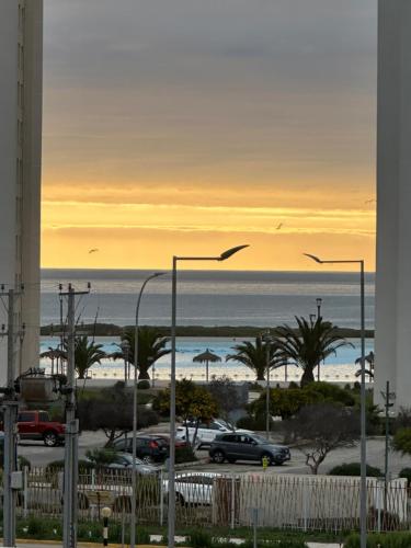 Dpto a pasos de playa, con terraza, vista al mar y faro