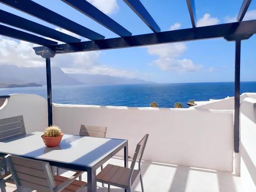 Dragon View - Oceanfront Apartment Faro de Sardina – khách sạn tại Galdar