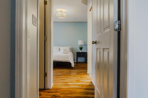 entire house THE BLUE DOOR with garage access in 大草原區