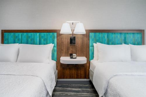 2 queen beds