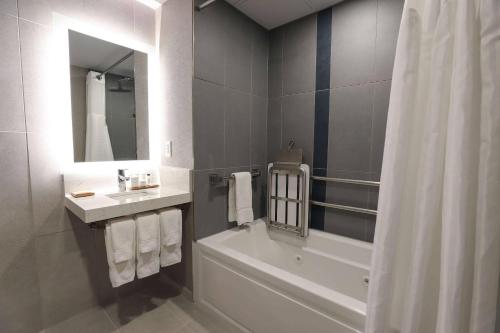 Radisson Plaza Hotel at Kalamazoo Center - image 14