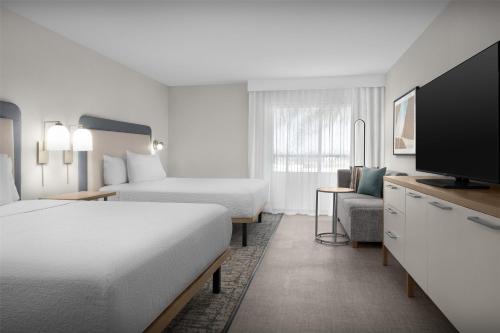 2 queen beds