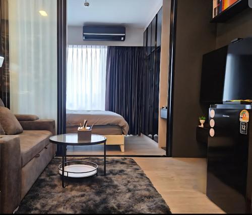 Free Airport Pick Up ! 12th Floor Cozy Studio Room, 5 mins walk to IconSiam & BTS, Bangkok